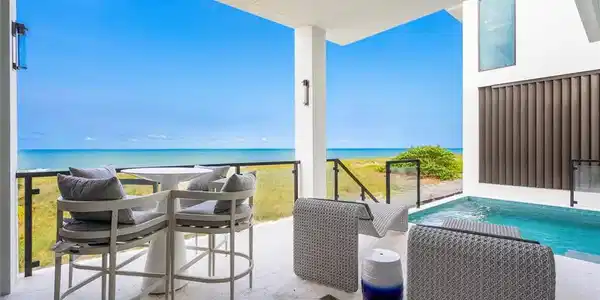 Image 4: Balcony and pool deck