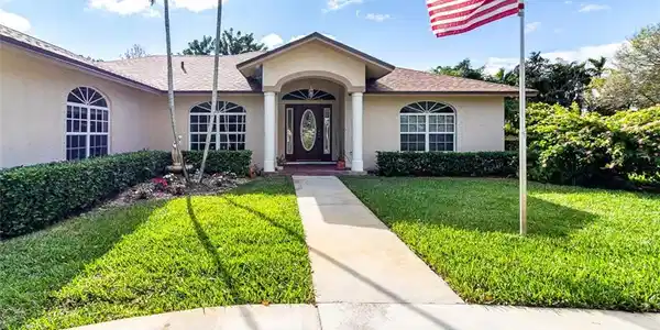 2440 NE Pinecrest Lakes Boulevard