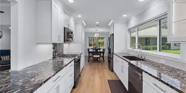 Image 4: Kitchen