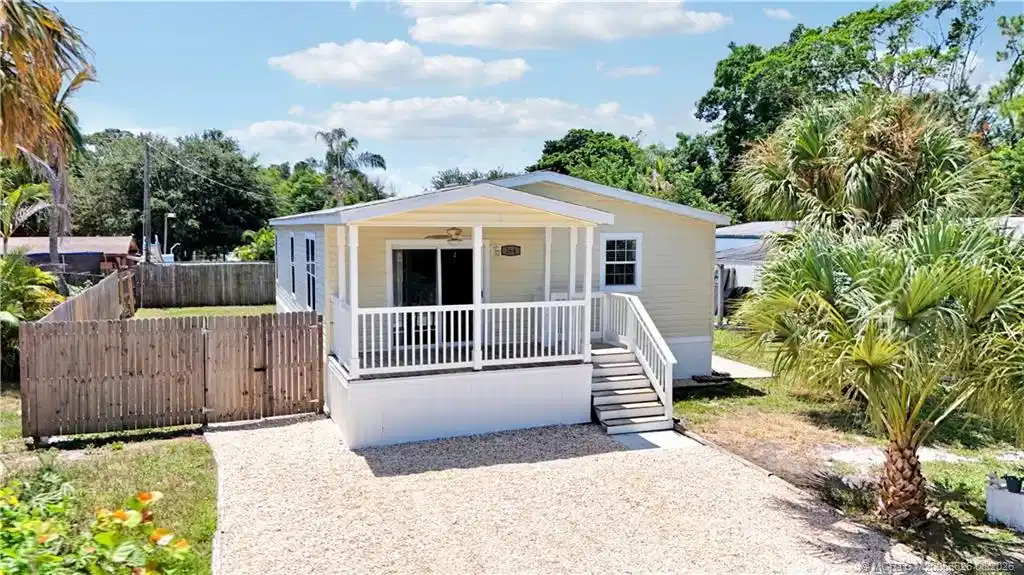 Image 1: Welcome to 264 NE Oak Street