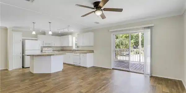 Image 4: Living room + kitchen, plenty of open space to ent