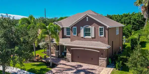 738 SW Goldshine Court