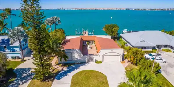 1811 Bayshore Drive
