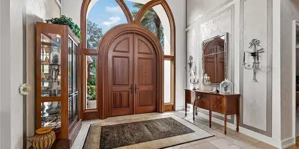 Image 4: Foyer
