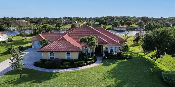 2622 SW River Shore Drive