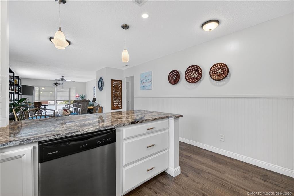 Image 3: Inviting open concept floor plan.