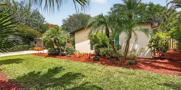 330 SW Winnachee Drive
