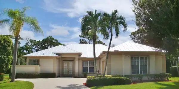 707 SW Long Lake Court