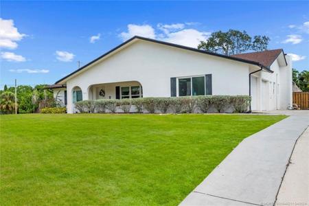 1519 NW Lakeside Trail