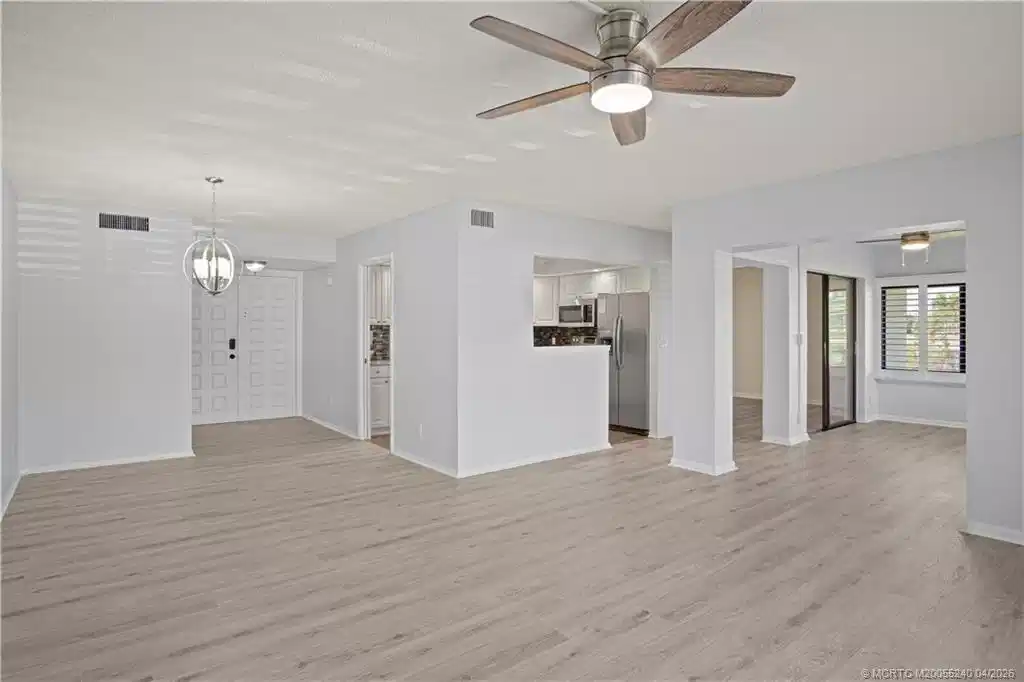 Image 1: Perfect Floor Plan for Relaxing with Family and Fr