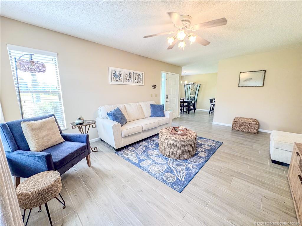 Image 2: Living area with TV