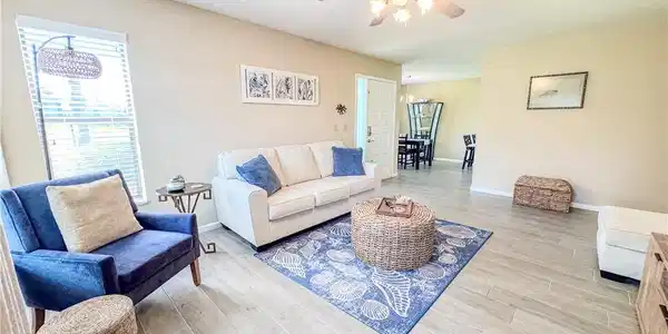Image 2: Living area with TV
