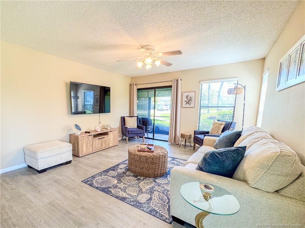 Image 3: Living area with TV don't forget the furniture sta
