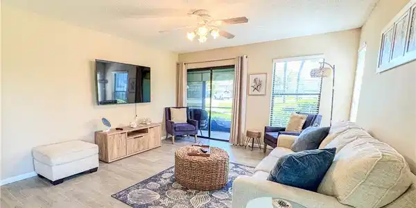Image 3: Living area with TV don't forget the furniture sta