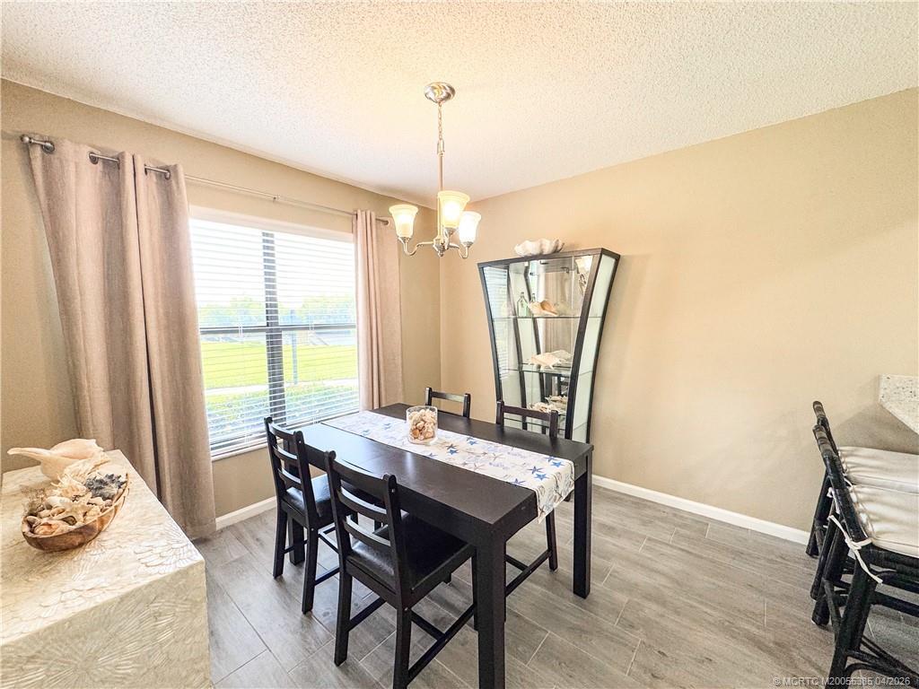 Image 4: Dining area