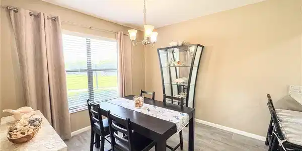 Image 4: Dining area