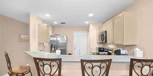 Image 4: Kitchen