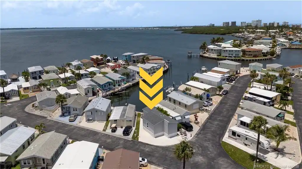 Image 1: Waterfront and just minutes from the Intracoastal!