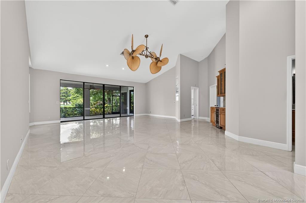 Image 4: Living Room