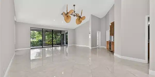 Image 4: Living Room