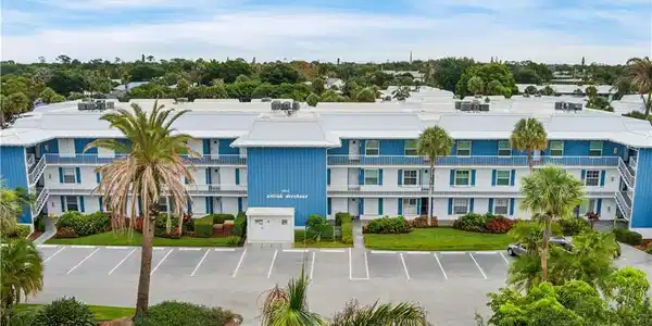 Image 4: Well maintained bldg