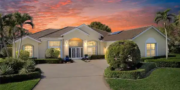 1867 SW Foxpoint Trail