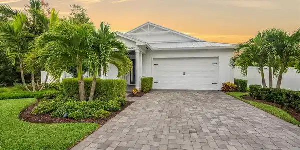 1301 SW Pinewood Court
