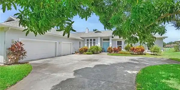 2746 SE Eagle Drive