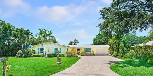 906 SW Magnolia Bluff Drive