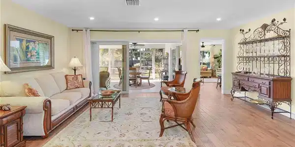Image 4: Entryway View