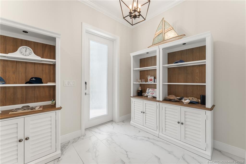 Image 3: Entry way, foyer