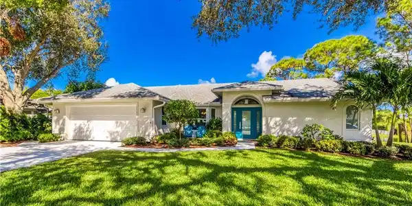 1127 SW Arrowhead Court
