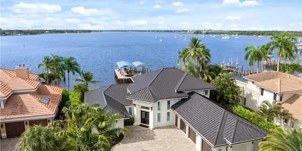 681 SW Bay Pointe Circle