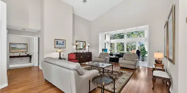 Image 3: Living Room