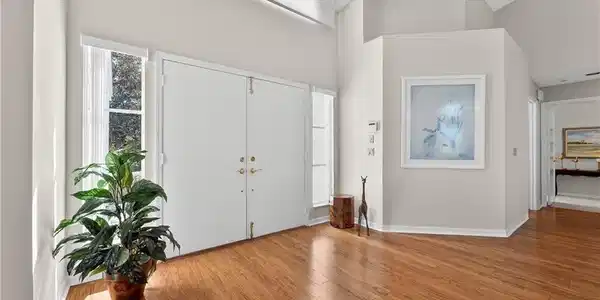 Image 4: Front Foyer Entry