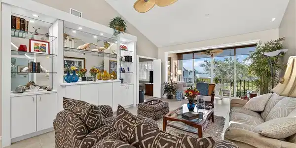 Image 4: Living Room