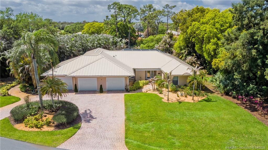 Image 2: Newly landscaped with tons of privacy