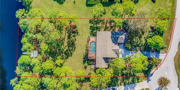 103 NE Cypress Trail