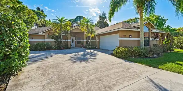 1008 SW Hunt Club Circle