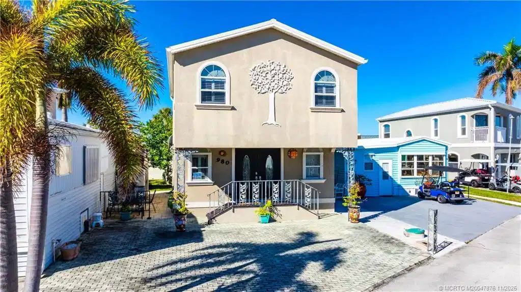 Image 1: Single family home in resort community.
