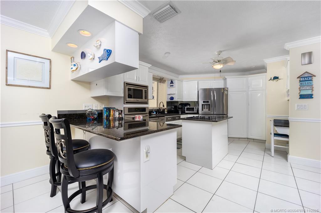 Image 2: Spacious and well appointed kitchen.