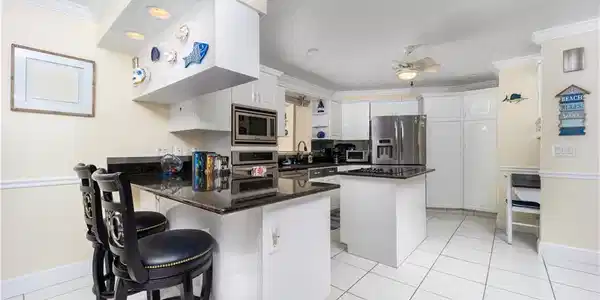 Image 2: Spacious and well appointed kitchen.