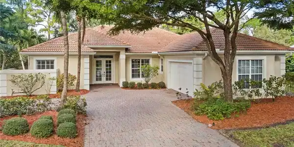 876 SW Whisper Ridge Trail
