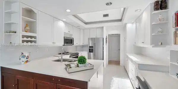 Image 3: Beautiful Kitchen