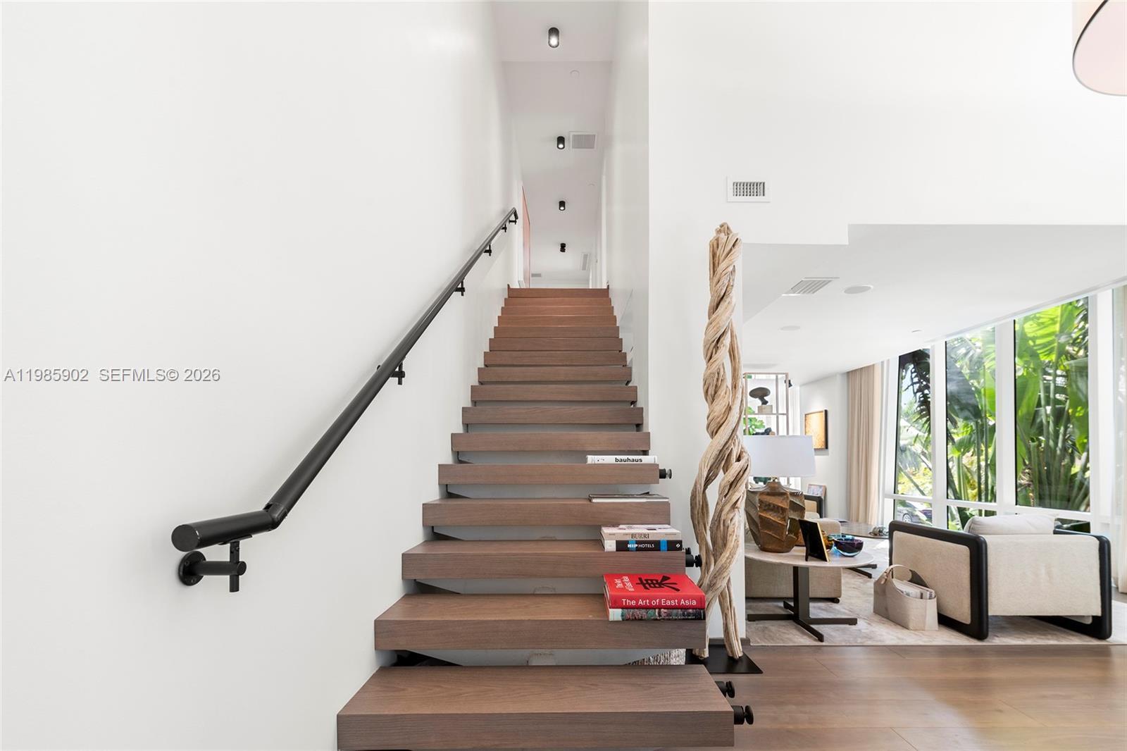 Image 4: Access to second floor