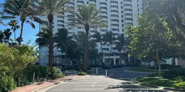 2899 Collins Ave