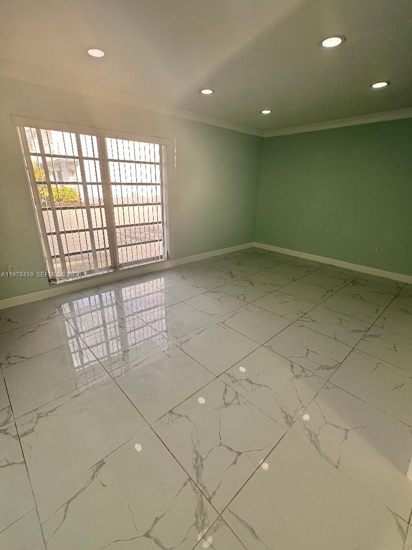Image 4: Living room