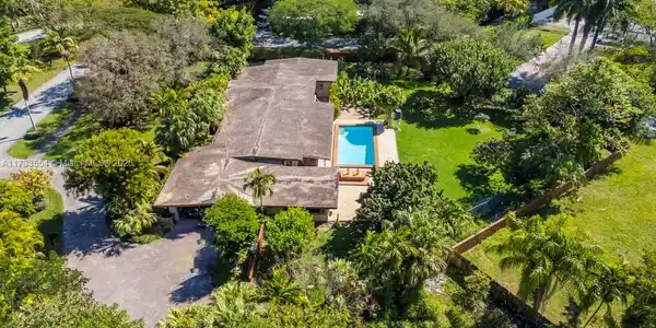 6000 Chapman Field Dr
