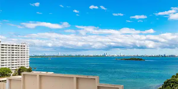 2000 N Bayshore Dr