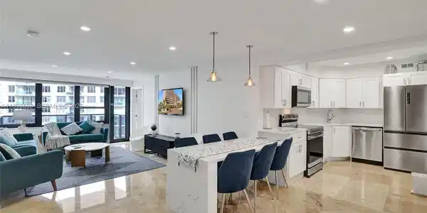 5225 Collins Ave